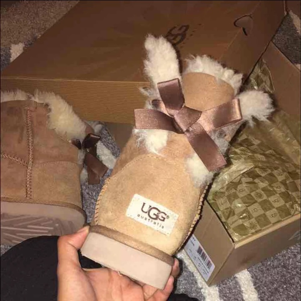 Women's uggs with mini bailey bow.